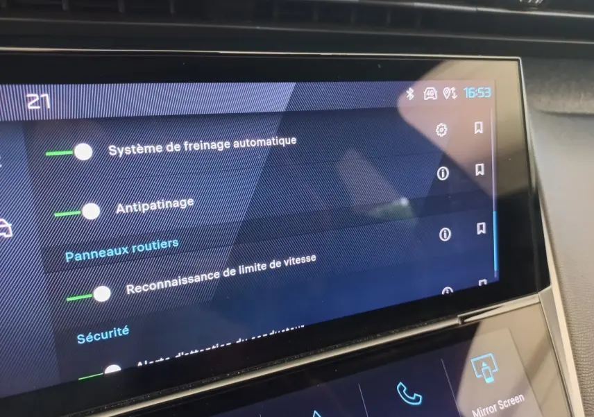 Écran tactile central de la Peugeot 308 bleu 2022 affichant les options de sécurité et d’aide à la conduite.