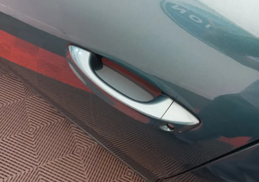 Poignée de porte côté droit bleu métallisé d'une Peugeot 308 PureTech 130 S&S EAT 8 Allure 2022.