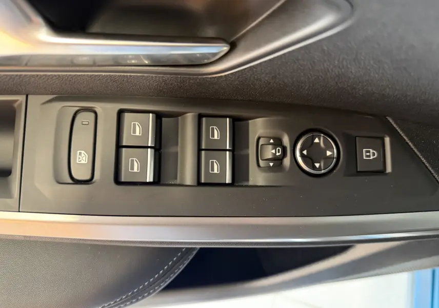 Gros plan sur les commandes de lève-vitres et rétroviseurs côté conducteur du Peugeot 3008 Hybrid bleu obsession.