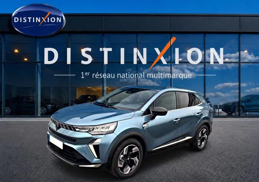 Renault Symbioz bleu mercure en 3/4 avant droit, avec jantes alliage et feux LED distinctifs.
