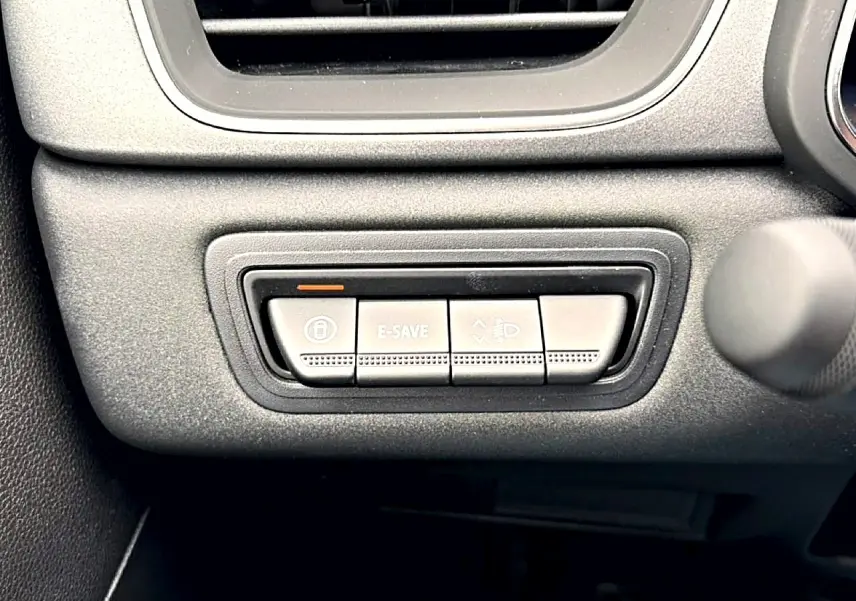 Gros plan sur les boutons de commande noirs sous la ventilation intérieure du Renault Symbioz 1.8 e-tech bleu mercure.