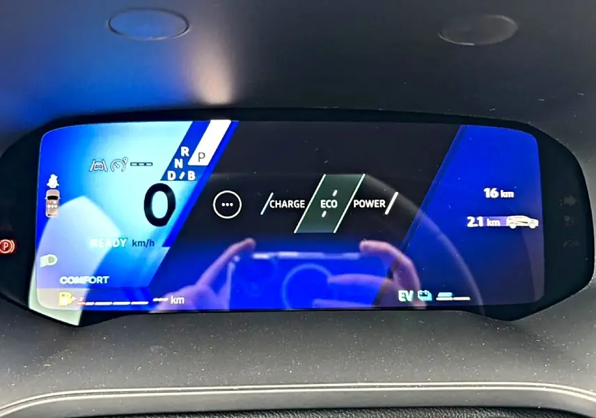 Tableau de bord numérique bleu du Renault Symbioz 2026 affichant vitesse, mode eco et autonomie électrique.