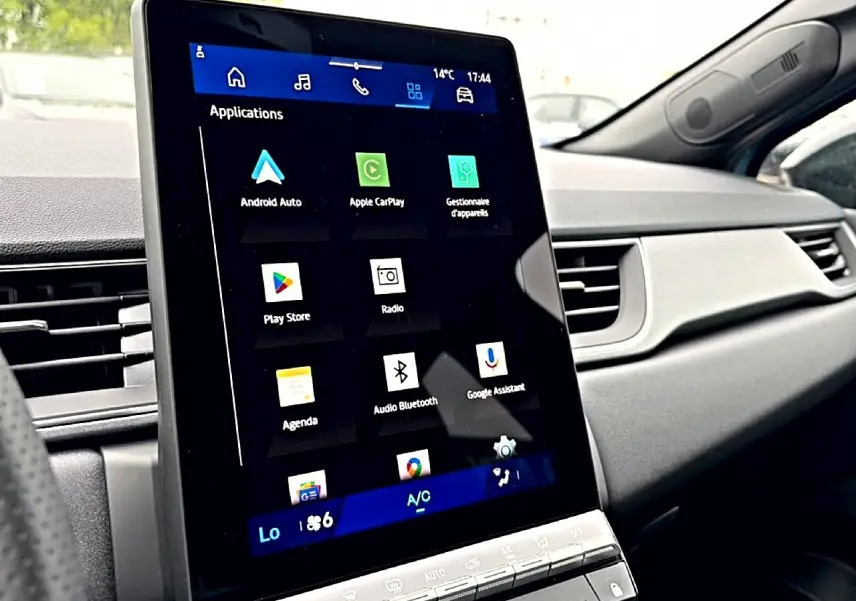 Vue intérieure rapprochée de l’écran tactile vertical du tableau de bord du Renault Symbioz 2026, avec commandes connectées.