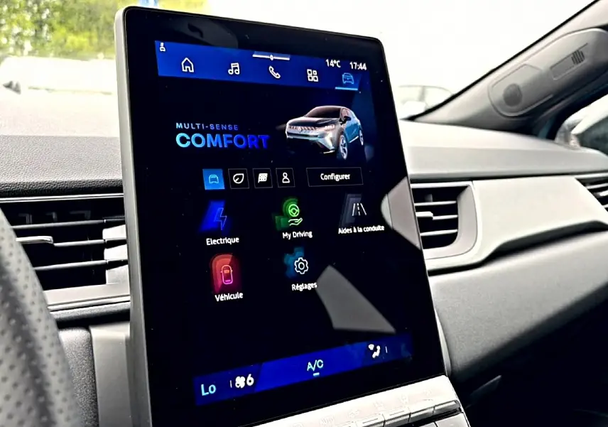 Vue intérieure centrée sur l'écran tactile vertical du tableau de bord du Renault Symbioz 1.8 e-tech bleu mercure.