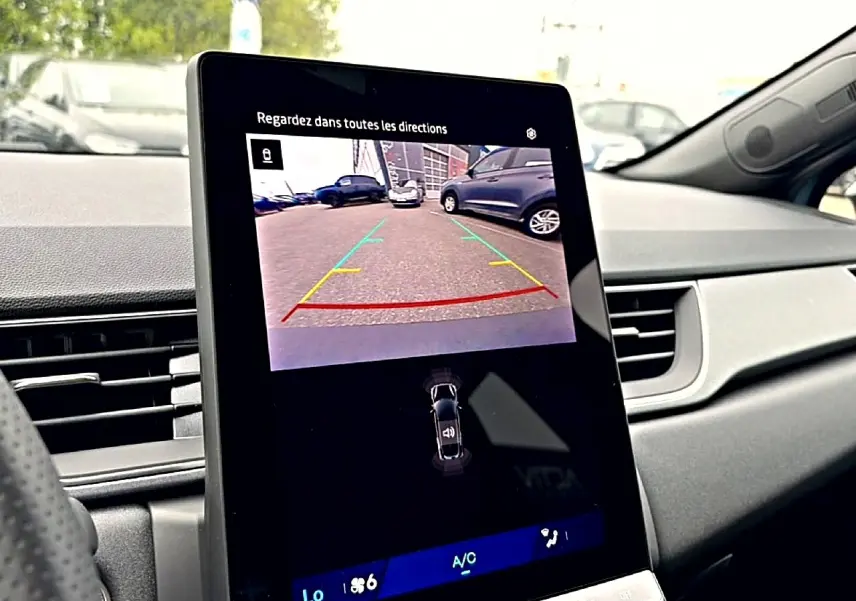 Écran tactile intérieur du Renault Symbioz bleu mercure montrant la caméra de recul en vue arrière.