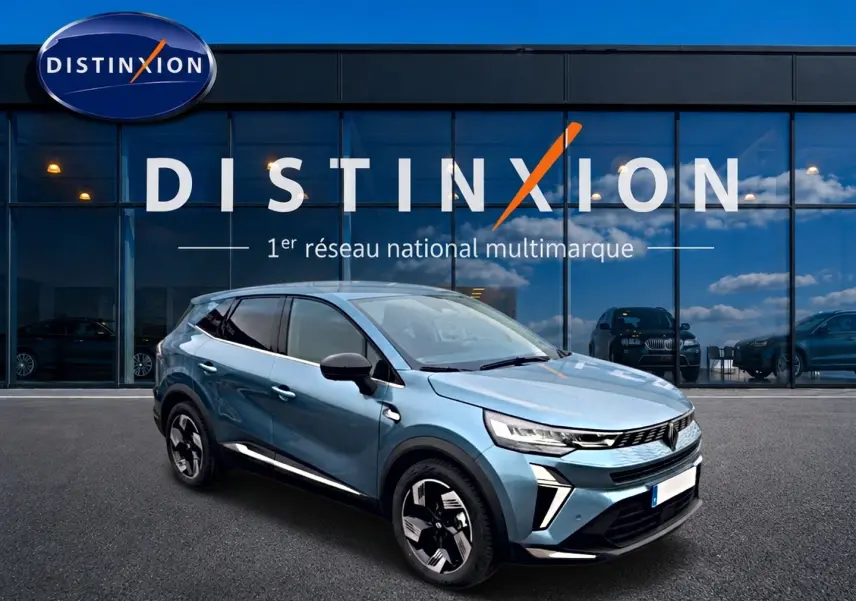 Renault Symbioz bleu mercure en 3/4 avant droit, avec jantes alliage et vitres arrière surteintées.