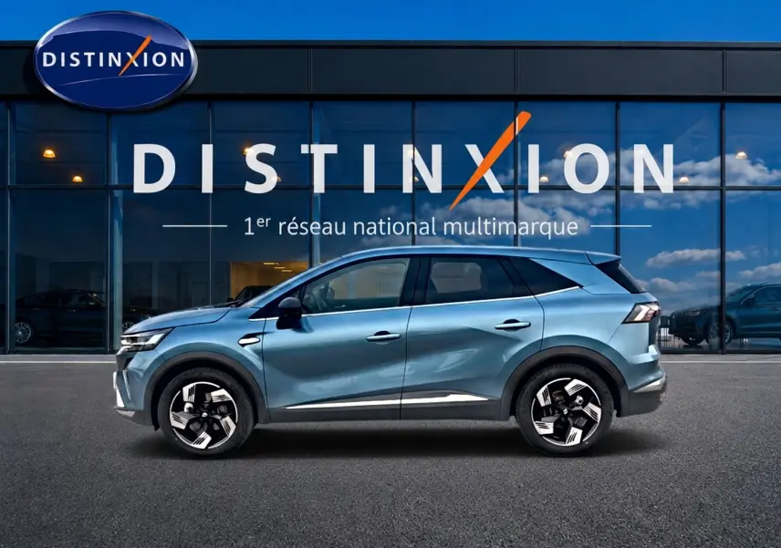Vue latérale droite d'un Renault Symbioz bleu mercure avec jantes alliage 18 pouces devant une vitrine Distinxion.
