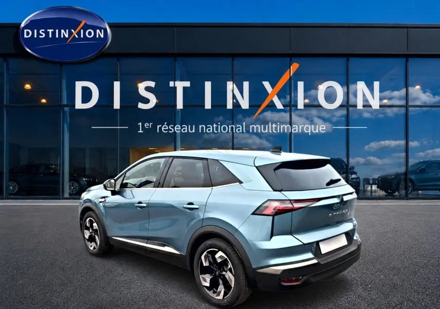 Renault Symbioz bleu mercure en 3/4 arrière droit, avec jantes alliage et vitres arrière surteintées.