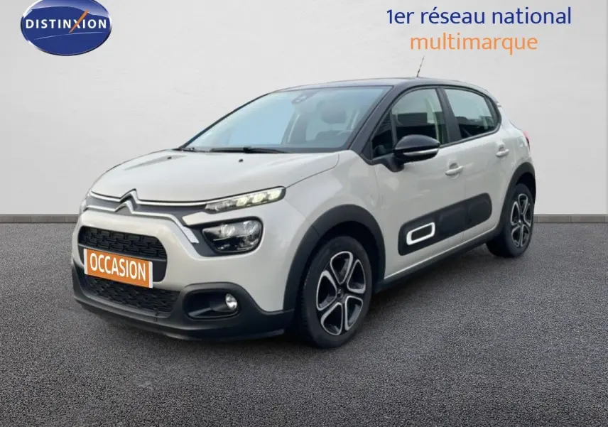 Citroën C3 sable métal vue 3/4 avant droit, avec protections latérales noires et jantes distinctives.