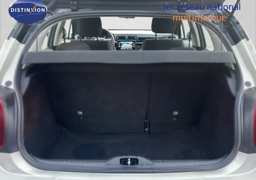 Vue arrière du coffre ouvert d'une Citroën C3 sable métal 2022, montrant l'intérieur spacieux et la tablette arrière.