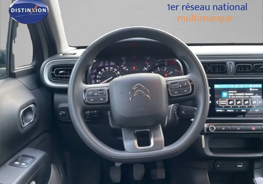 Vue intérieure centrée sur le volant et le tableau de bord de la Citroën C3 1.2 PureTech 2022, finition Feel Pack.
