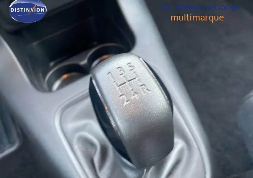 Gros plan sur le levier de vitesses manuel gris à 5 rapports de la Citroën C3 2022, intérieur en tissu gris.