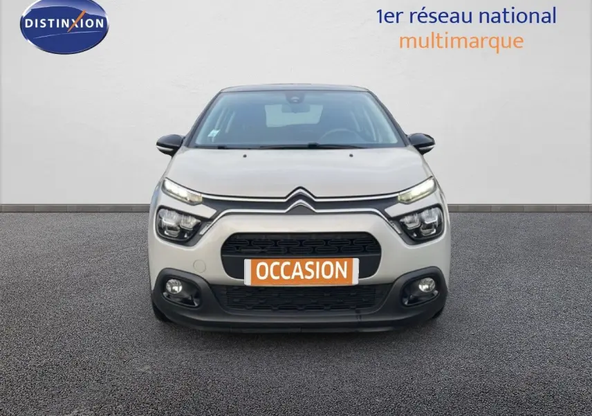 Vue frontale d'une Citroën C3 sable métal 2022 avec calandre noire et phares LED distinctifs.