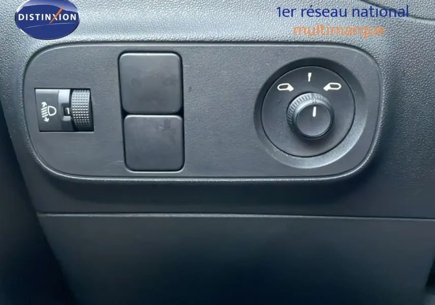 Gros plan sur les commandes de réglage des rétroviseurs et des phares, intérieur noir de la Citroën C3 sable métal.