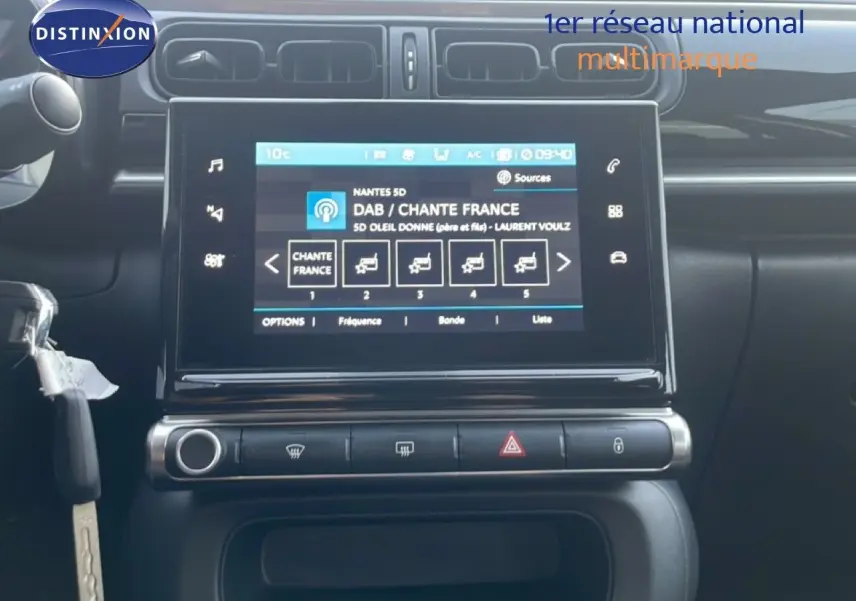 Vue rapprochée du tableau de bord de la Citroën C3 1.2 PureTech 2022 avec écran tactile et commandes climatisation.