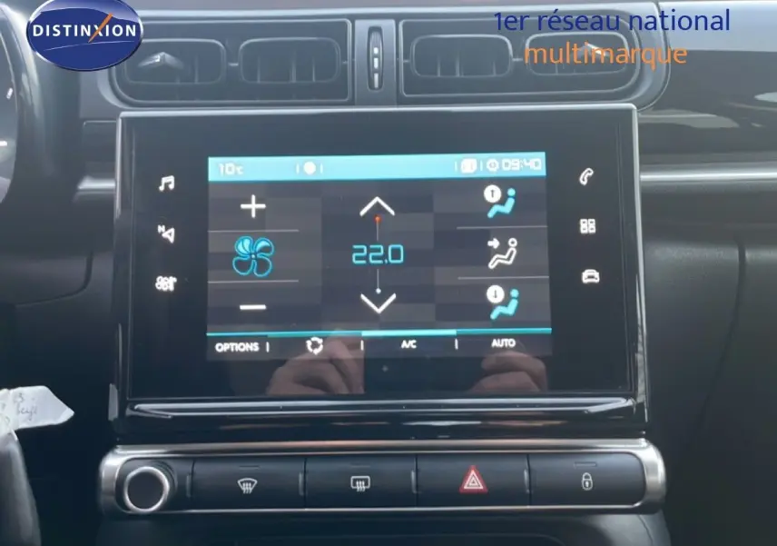 Vue rapprochée de l’écran tactile central de la Citroën C3 2022 affichant la climatisation à 22°C, tableau de bord noir.