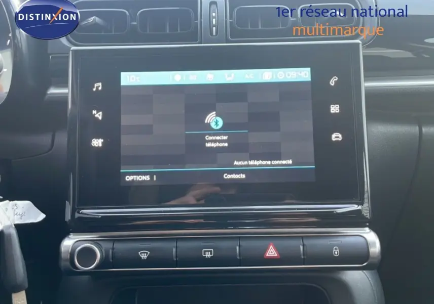 Vue rapprochée de l’écran tactile central et des commandes du tableau de bord de la Citroën C3 sable métal 2022.