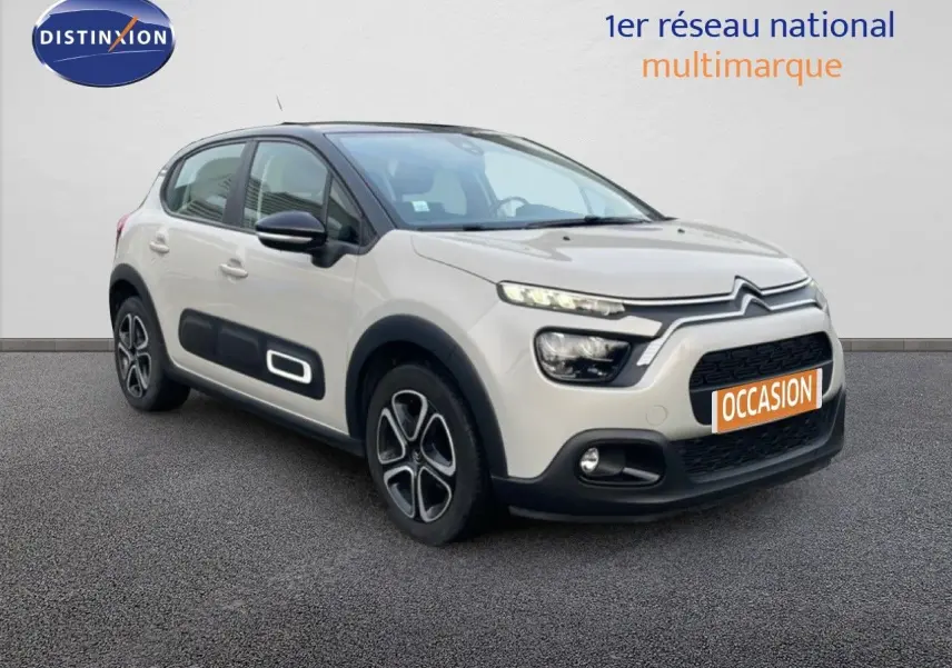 Citroën C3 sable métal vue 3/4 avant droit avec protections latérales noires et jantes stylisées.