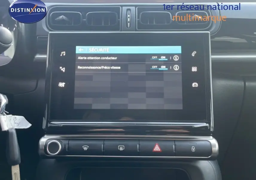 Vue rapprochée de l’écran tactile central affichant les réglages de sécurité dans l’habitacle d’une Citroën C3 sable métal.