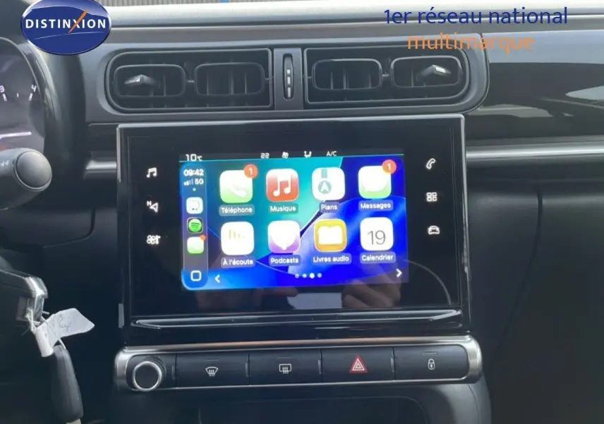 Vue rapprochée de la console centrale de la Citroën C3 2022 sable métal, avec écran tactile affichant des applications connectées.