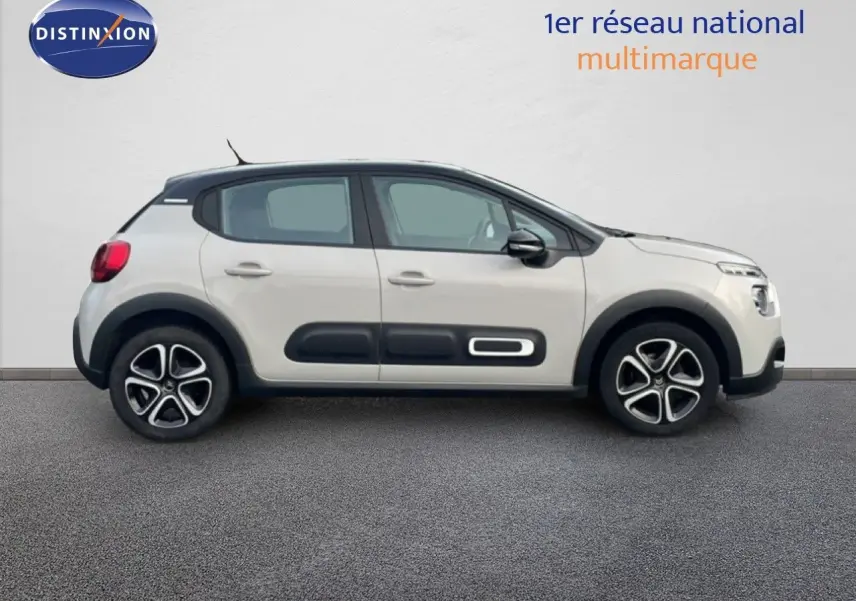 Vue de profil côté gauche d'une Citroën C3 sable métal avec protections latérales noires et jantes alliage.