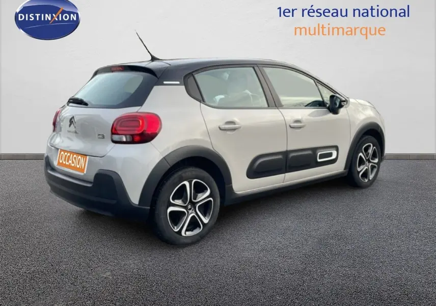 Vue 3/4 arrière droite d'une Citroën C3 2022 sable métal avec protections latérales noires et jantes alliage.