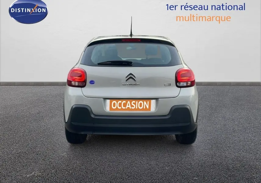 Vue arrière de la Citroën C3 2022 sable métal, avec feux rouges et plaque d’immatriculation orange "OCCASION".