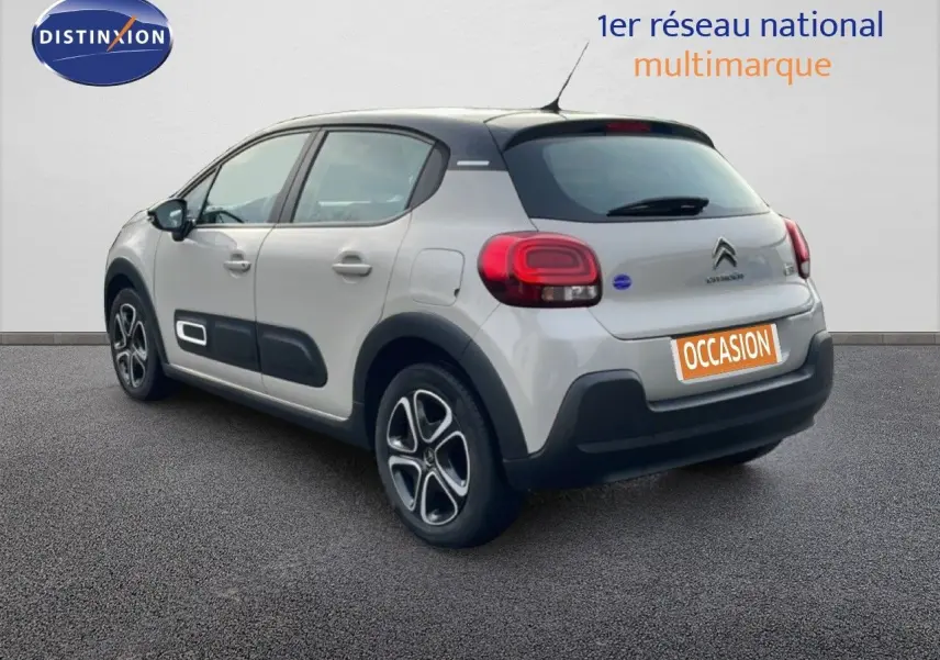 Vue 3/4 arrière gauche d'une Citroën C3 2022 sable métal avec protections latérales noires et jantes stylisées.
