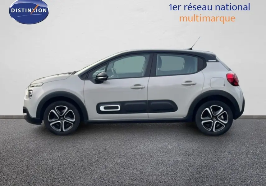 Vue de profil côté gauche d'une Citroën C3 2022 sable métal avec protections latérales noires et jantes stylisées.