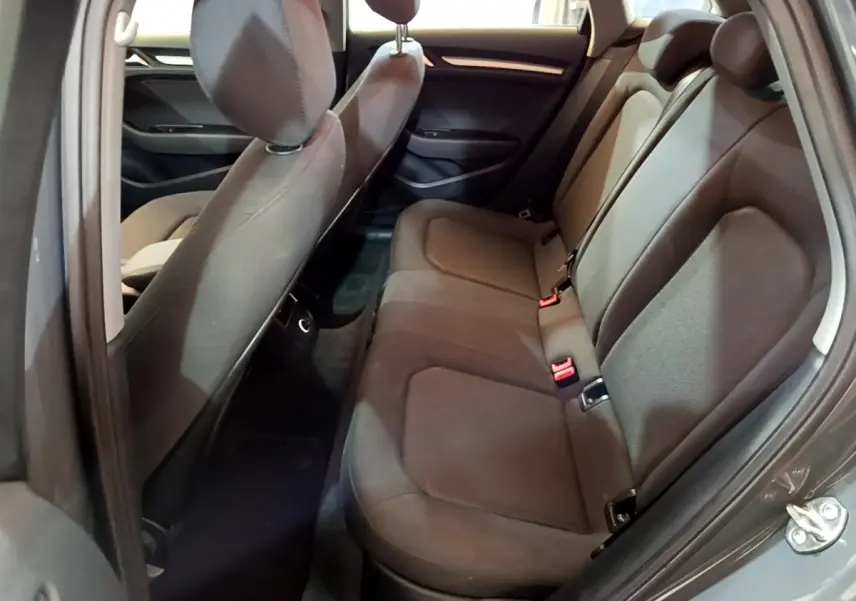 Vue intérieure côté droit sur la banquette arrière grise foncée de l'Audi A3 30 TDI Business Line 2019.