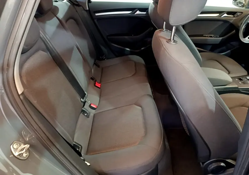 Vue intérieure côté gauche montrant la banquette arrière grise et les sièges avant de l'Audi A3 30 TDI 2019.