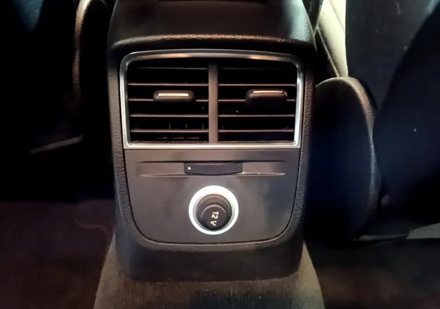 Prise 12V et aérateurs arrière centrés, vue intérieure du coffre d’une Audi A3 gris foncé 30 TDI 2019.