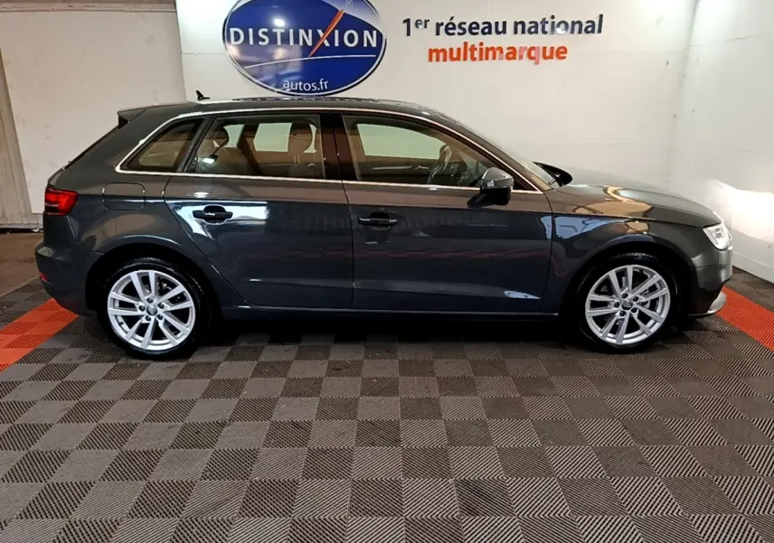 Audi A3 30 TDI gris foncé vue de profil côté gauche, avec jantes alliage et rétroviseurs électriques rabattables.