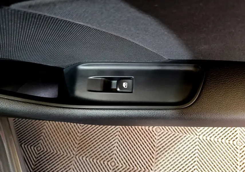 Gros plan sur le bouton de verrouillage centralisé dans la porte côté gauche de l'Audi A3 gris foncé 30 TDI 2019.
