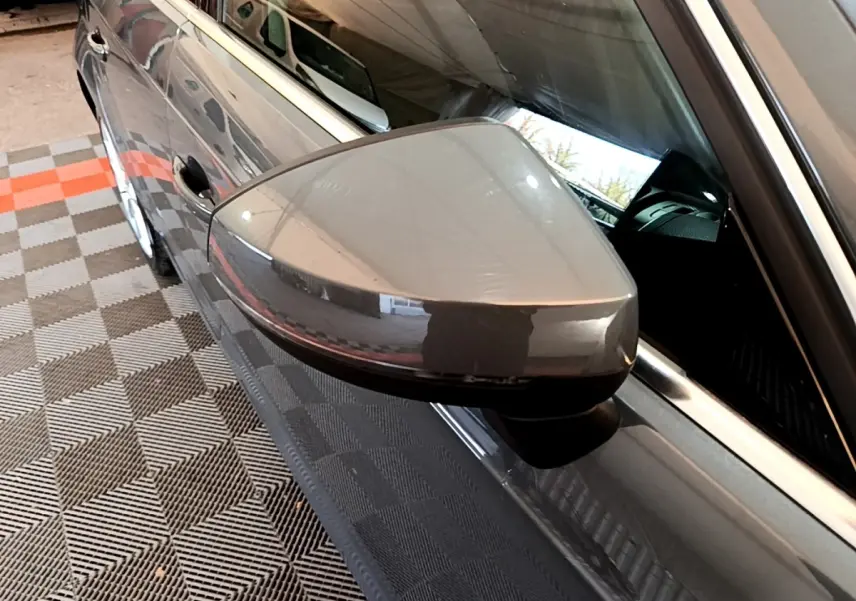 Rétroviseur droit gris foncé d'une Audi A3 30 TDI 116 S tronic Business Line, vue rapprochée côté conducteur.