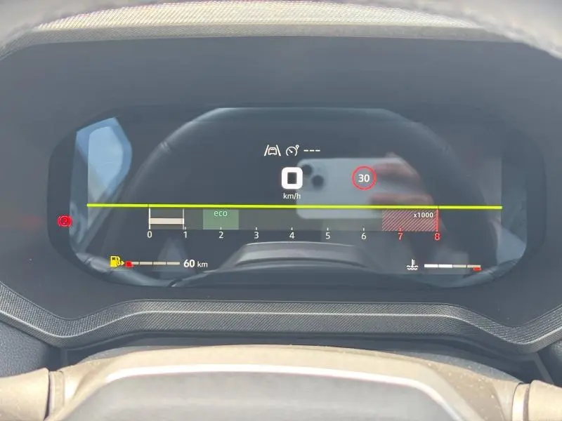 Vue rapprochée du tableau de bord numérique du Dacia Bigster 2025, affichant la vitesse et indicateurs eco en blanc.
