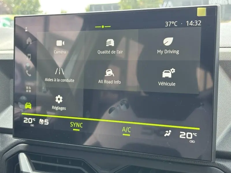Écran tactile central du tableau de bord du Dacia Bigster 2025, affichant les réglages climatisation et aides à la conduite.