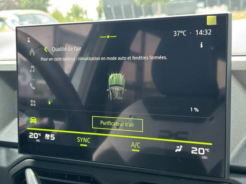 Écran tactile central du Dacia Bigster blanc montrant la qualité de l'air et la fonction purificateur d'air, intérieur avant.