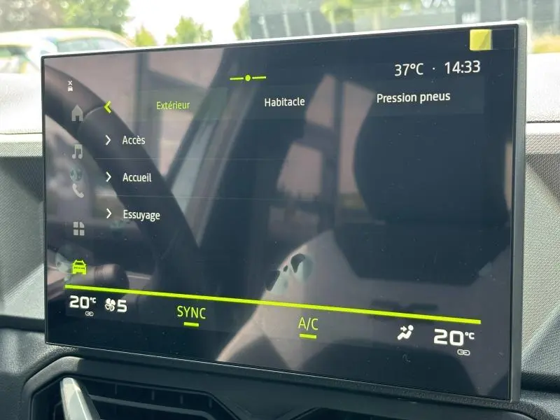 Écran tactile central du tableau de bord du Dacia Bigster blanc, affichant les réglages climatiques et la pression des pneus.
