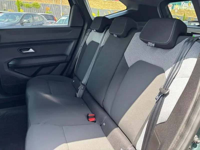 Vue latérale gauche des sièges arrière en tissu gris et noir du Dacia Bigster 2025, avec ceintures de sécurité visibles.