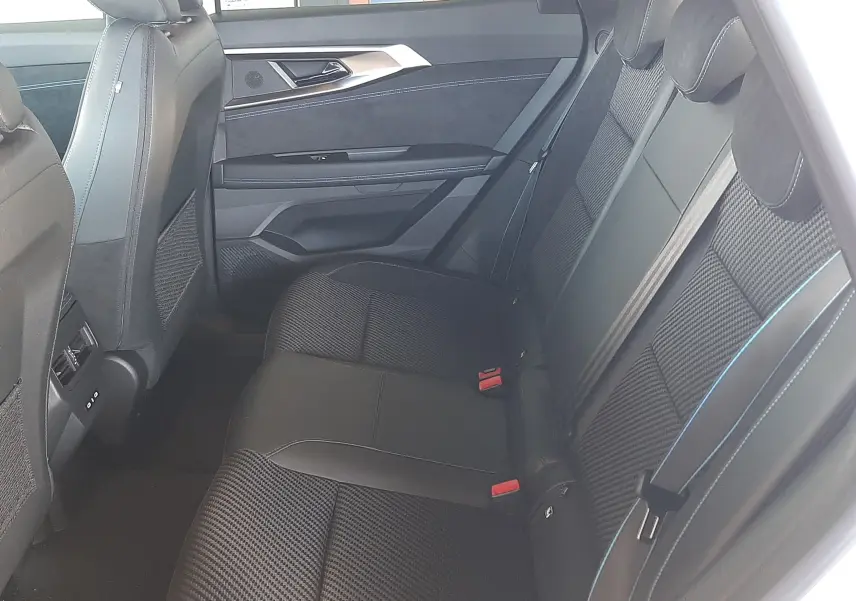 Vue côté droit de la banquette arrière noire avec surpiqûres bleues du Renault Austral E-Tech Full Hybrid 2025.