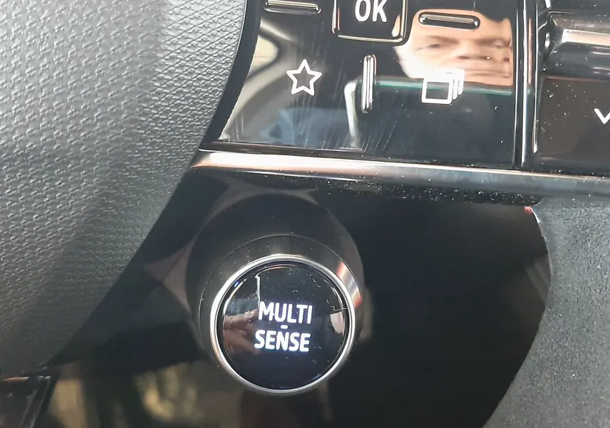 Gros plan sur le bouton Multi Sense du tableau de bord du Renault Austral 2025, finition Esprit Alpine.