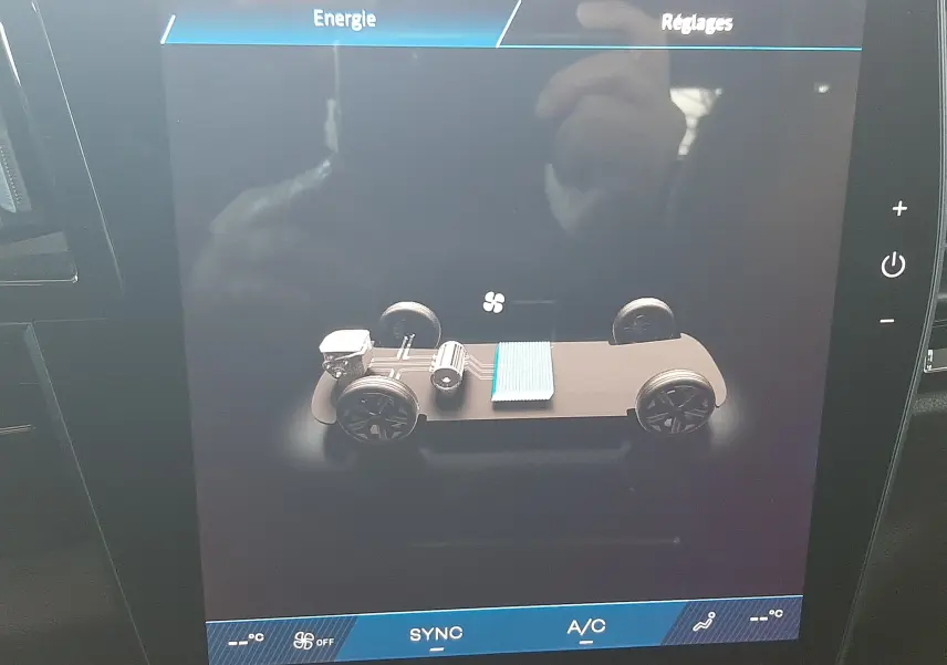 Écran tactile intérieur montrant la représentation schématique du système électrique du Renault Austral 2025 blanc nacré avec toit noir.