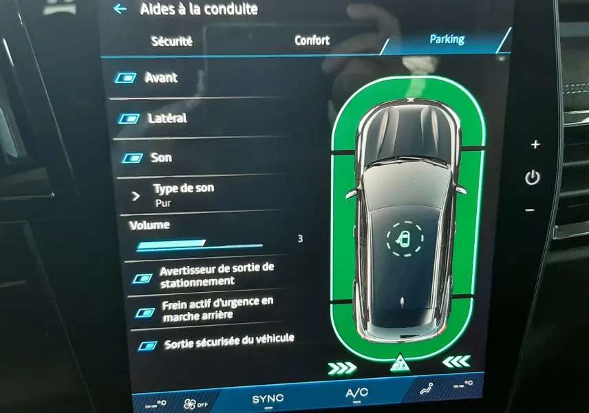 Écran tactile intérieur du Renault Austral E-Tech Hybrid 2025 montrant les aides à la conduite et le mode parking.