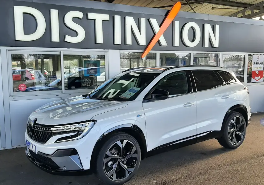 Renault Austral E-Tech blanc nacré avec toit noir, vue 3/4 avant droit devant concession Distinxion.