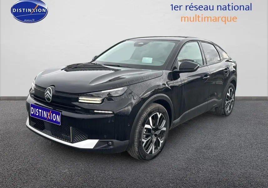Citroën C4 hybride noire vue en 3/4 avant droit, avec jantes alu et feux LED distinctifs.