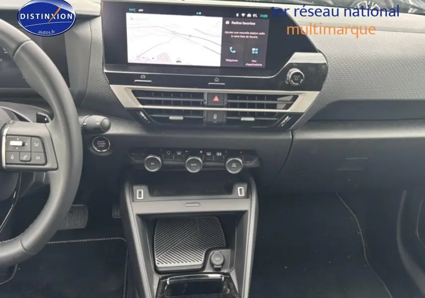 Vue intérieure centrée sur la console centrale et l’écran tactile du tableau de bord d’une Citroën C4 noire 2025.