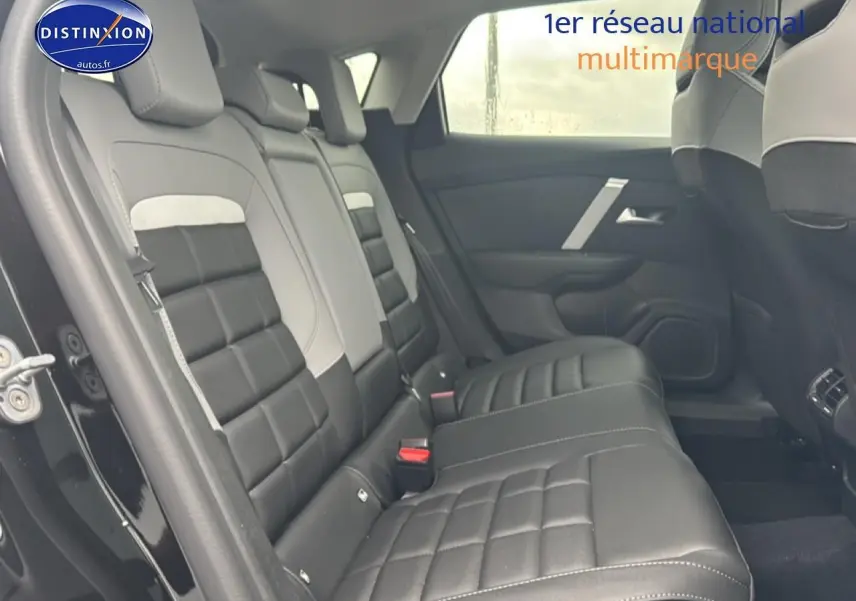 Vue latérale gauche de la banquette arrière en cuir noir et gris de la Citroën C4 hybride 2025.