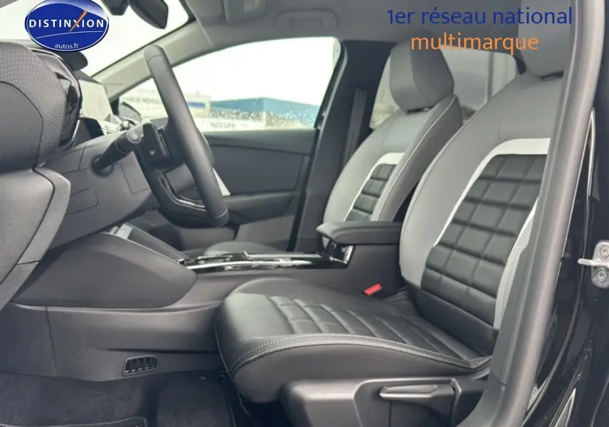 Vue intérieure côté conducteur de la Citroën C4 noire 2025, sièges bi-ton cuir noir et gris avec accoudoir central.
