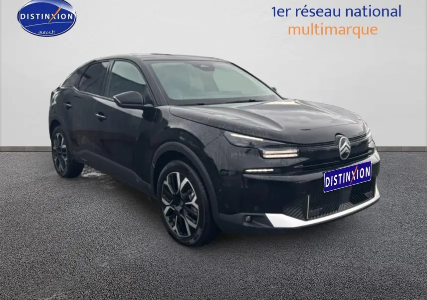 Citroën C4 noire vue en 3/4 avant droit, avec phares LED et jantes alliage distinctives.
